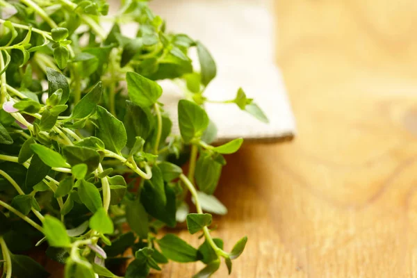 Frischer Bio Strauß Duftenden Thymians Auf Einem Holztisch — Stockfoto