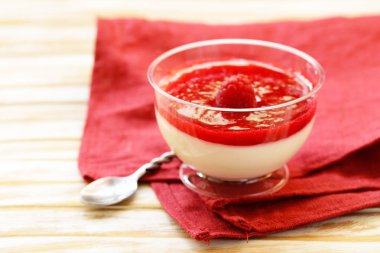 Süt tatlı panna cotta ile Ahududu reçeli