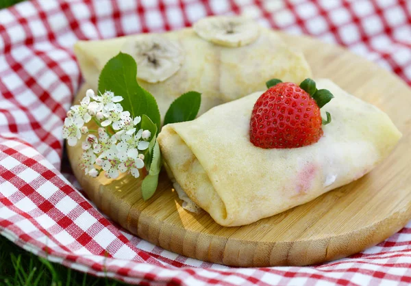 木製基板 夏のデザートの果実と薄いパンケーキ — ストック写真