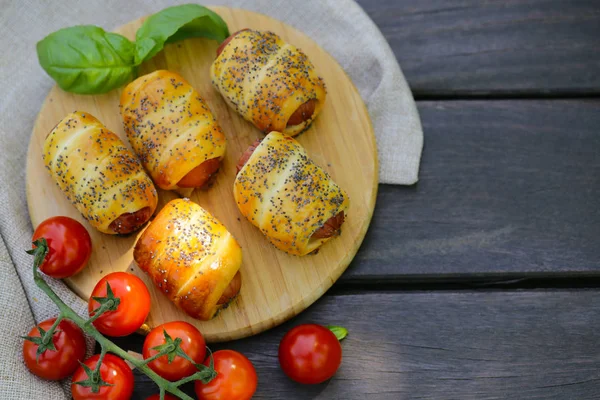 Sosis Bir Ahşap Tahta Üzerinde Bir Hamur Içinde Snack — Stok fotoğraf