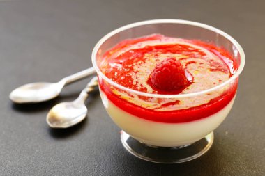Süt tatlı panna cotta ile Ahududu reçeli
