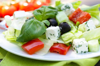 Yunan salatası peynir, domates ve zeytin
