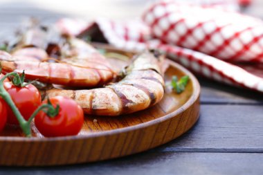 ahşap bir masa üzerinde bir plaka üzerinde ızgara büyük karides