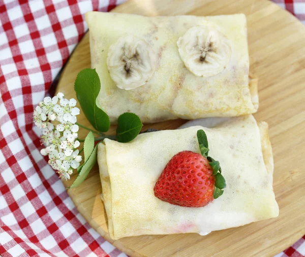 木製基板 夏のデザートの果実と薄いパンケーキ — ストック写真