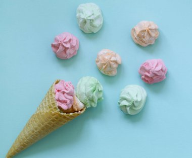 Farklı renklerde tatlı marşmelovu