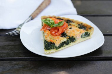 Fransız quiches pasta brokoli ve somon ile