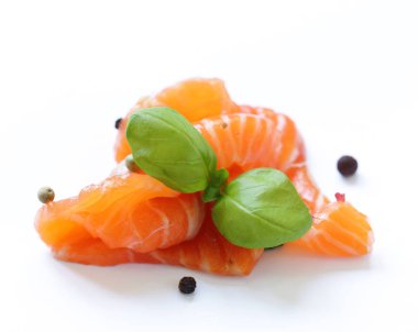 kırmızı balık alabalık biber ve fesleğen ile