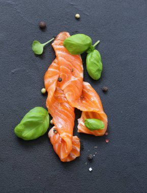 kırmızı balık alabalık biber ve fesleğen ile