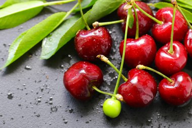 Yeşil yapraklı taze kiraz, makro shot.