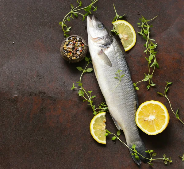 Морское Дно Сырой Рыбы Лимоном Травами — стоковое фото