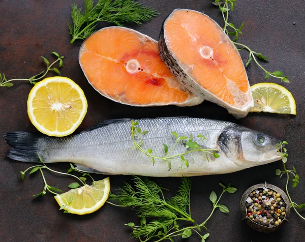 Raw Fish Sea Bass Salmon Lemon Herbs — Stock Photo, Image
