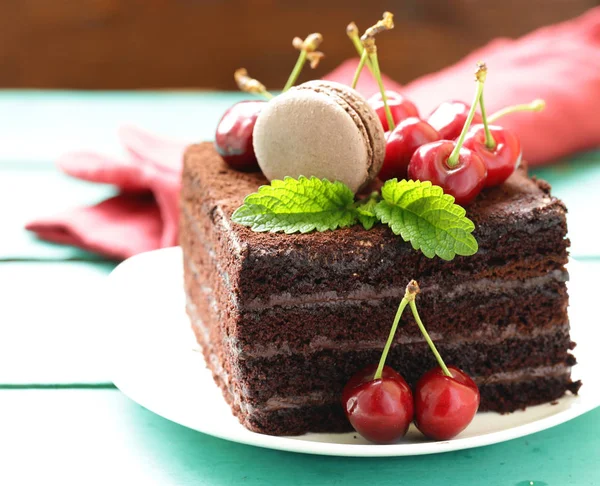 Super Chokladtryffel Tårta Med Färska Bär — Stockfoto