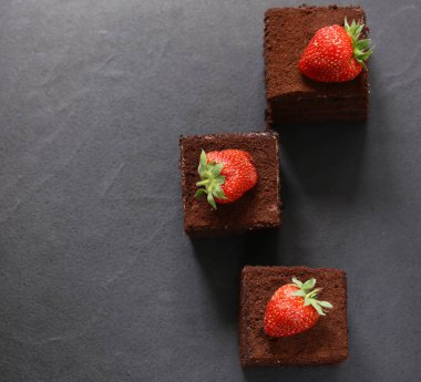 taze çilek ile çikolata kek süper