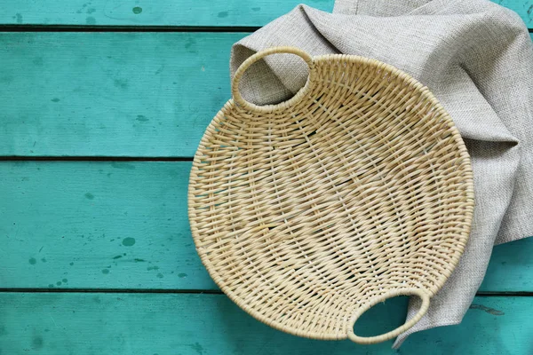 Cesta Vime Vazio Fundo Madeira — Fotografia de Stock