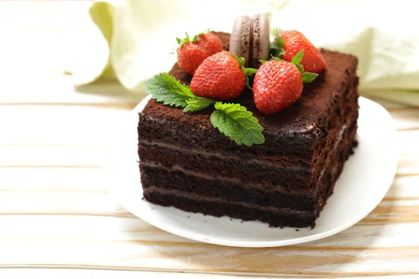 超新鮮な果実とチョコレートのトリュフ ケーキ — ストック写真