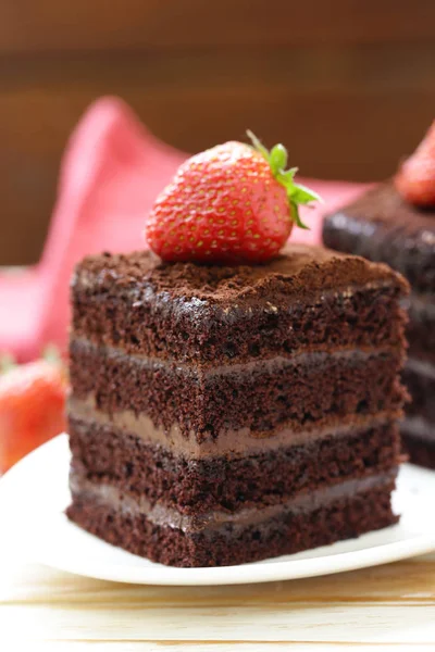 Super Chokladtryffel Tårta Med Färska Bär — Stockfoto