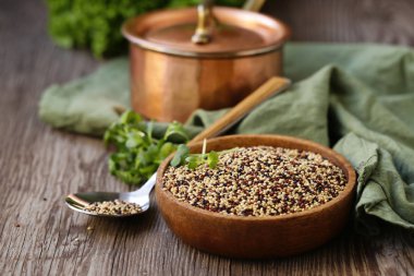 Masadaki sağlıklı diyet için kinoa gevreği.