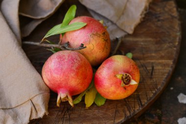 Yapraklı taze organik doğal nar.