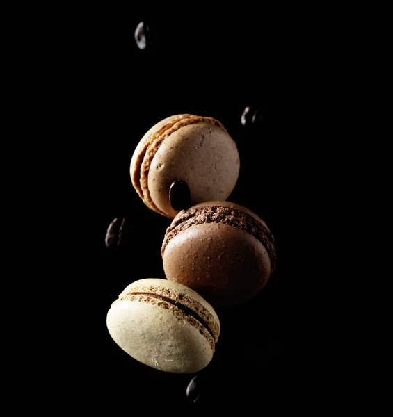 Macarons Avec Grains Café Sur Fond Noir — Photo