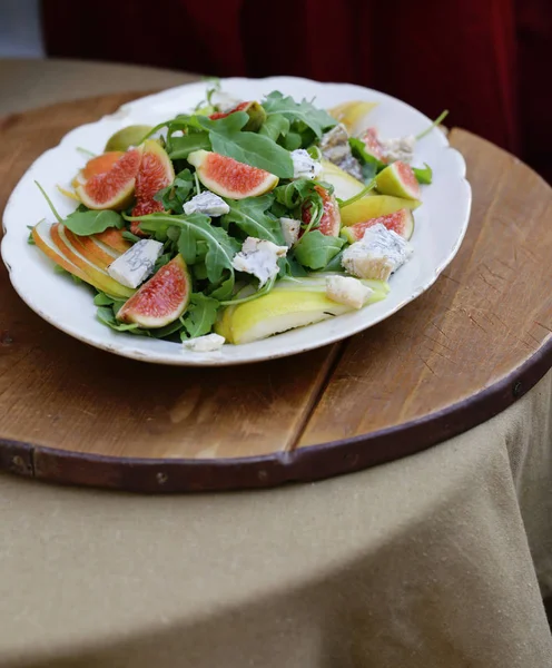 Färsk Gourmetsallad Med Fikon Ost Och Ruccola — Stockfoto