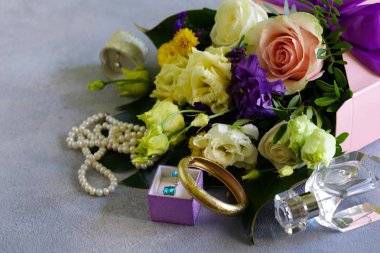 Modern bir çiçek buketi. Tebrikler.