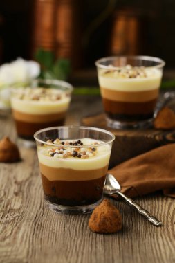 Masadaki bardakta çikolatalı tatlı.