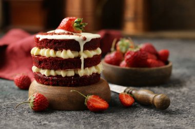 Sevgililer Günü için kırmızı kadife tatil pastası