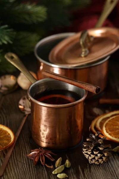 Forralt Bor Fűszerekkel Narancssárgával Karácsonyi Téli Ital — Stock Fotó