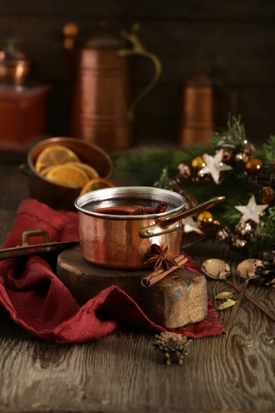 スパイスとオレンジのマルドワインクリスマスの冬の飲み物 — ストック写真