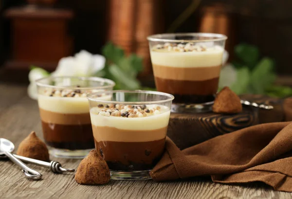 Chocolade Dessert Een Glas Een Tafel — Stockfoto