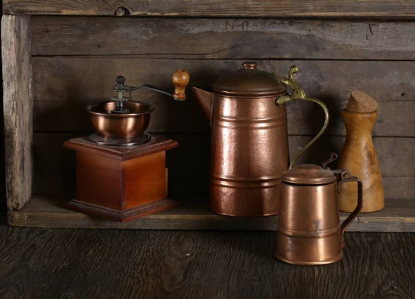 木制底座上的铜器皿 铜勺和铜锅 — 图库照片