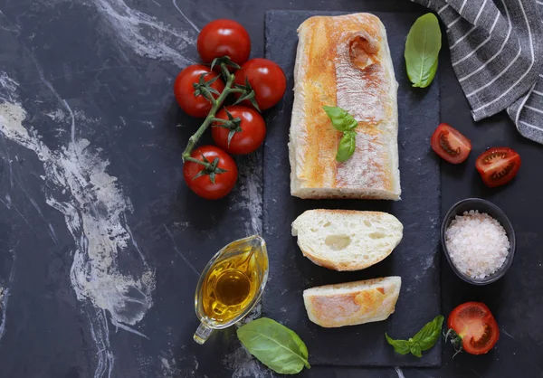 Domácí Italský Ciabatta Chléb Rajčaty Olivovým Olejem — Stock fotografie