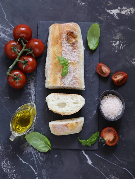 Hemlagat Italienskt Ciabattabröd Med Tomater Och Olivolja — Stockfoto