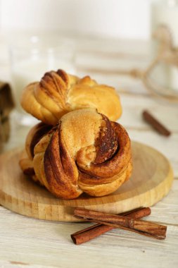 Geleneksel İsveç tarçınlı çörekler masada.