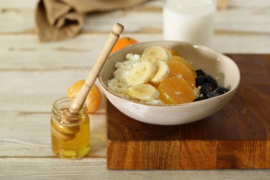 Kahvaltıda taze organik süzme peynir ve meyve.