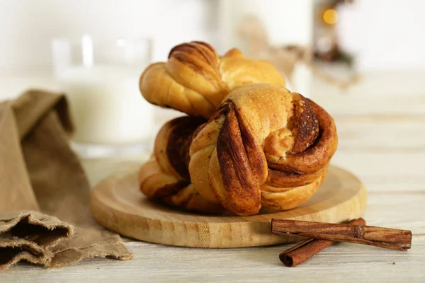 Traditionnels Petits Pains Cannelle Suédoise Sur Table — Photo