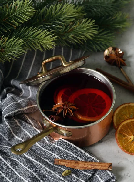 Grzane Wino Przyprawami Pomarańczą Świąteczny Zimowy Napój — Zdjęcie stockowe