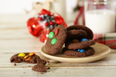 Tatlı ve içecek olarak sütlü çikolatalı kurabiye.