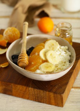 Kahvaltıda taze organik süzme peynir ve meyve.