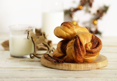 Geleneksel İsveç tarçınlı çörekler masada.