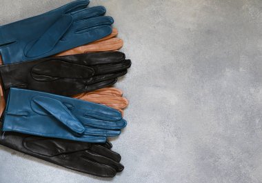 Gri arka plandaki kadınlar için aksesuar eldivenleri