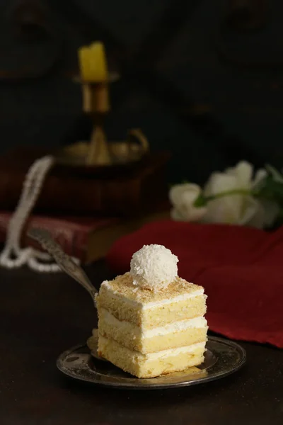 Stück Kokosnusskuchen Auf Dem Tisch Dunkle Stimmung — Stockfoto