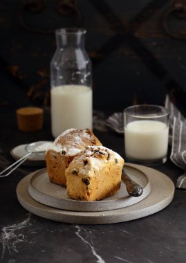 Kuru üzüm ve pudra şekerli meyveli kek.