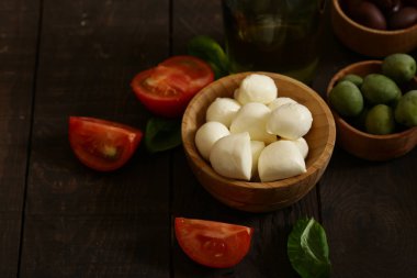 Mini mozzarella peyniri bir ahşap kase