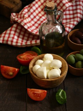 Mini mozzarella peyniri bir ahşap kase