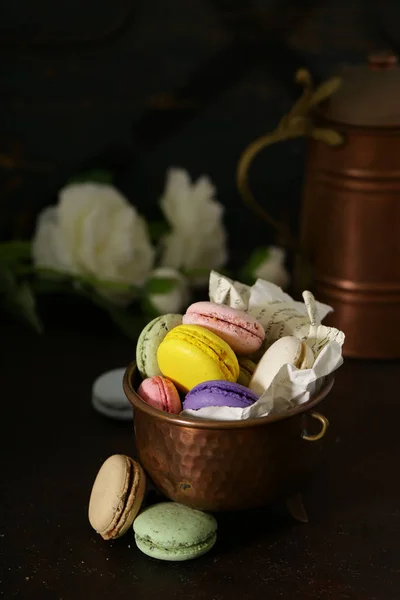 Macaroons Copper Cup Table — Stock Photo, Image