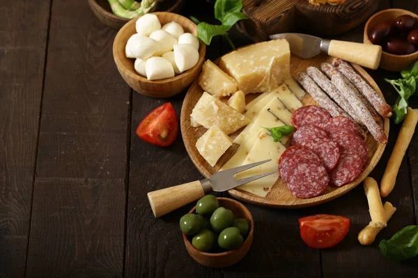 Tahta Bir Masada Lezzetli Atıştırmalıklar Antipasti — Stok fotoğraf