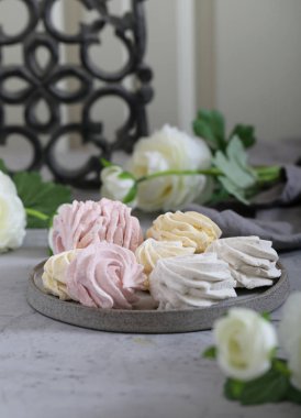 Tatlı ve ikram için ev yapımı meyveli şekerlemeler.