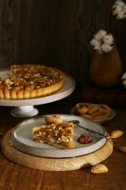 Bademli ve karamel kaplı fındıklı tart keki