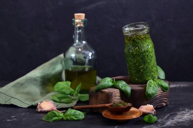 taze fesleğen ve sarımsaklı organik doğal pesto sosu